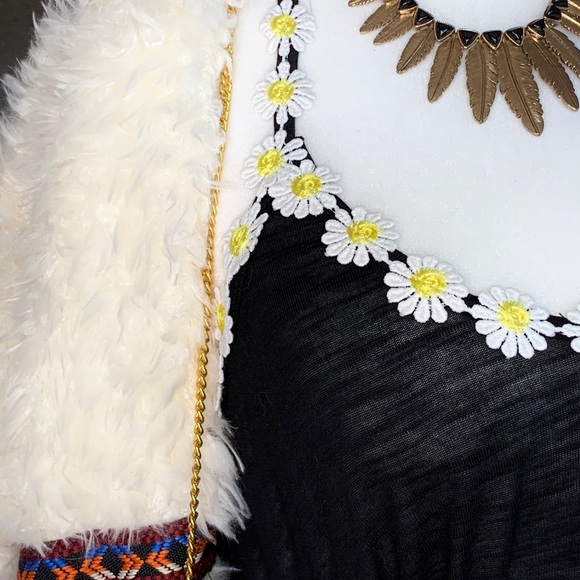 ✨💫Black Tank Top with Daises💫✨ - Picture 5 of 5